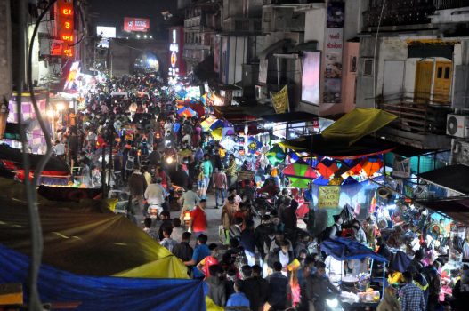 Crowd at Raipur market in Ahmedabad amid Covid third wave (Hanif Sindhi)