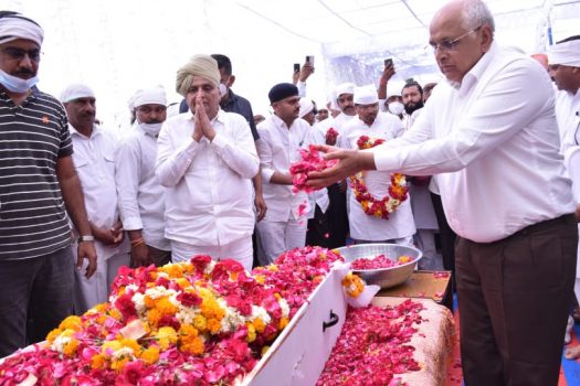 मुख्यमंत्री मंगलवार सुबह मुख्यमंत्री मंत्रीमंडल के साथियो के साथ भीलोडा पहुंचे,अनिल जोशीयारा के शोक संतप्त परिवार के सदस्यों से मिलकर मुख्यमंत्री ने संवेदना व्यक्त की।