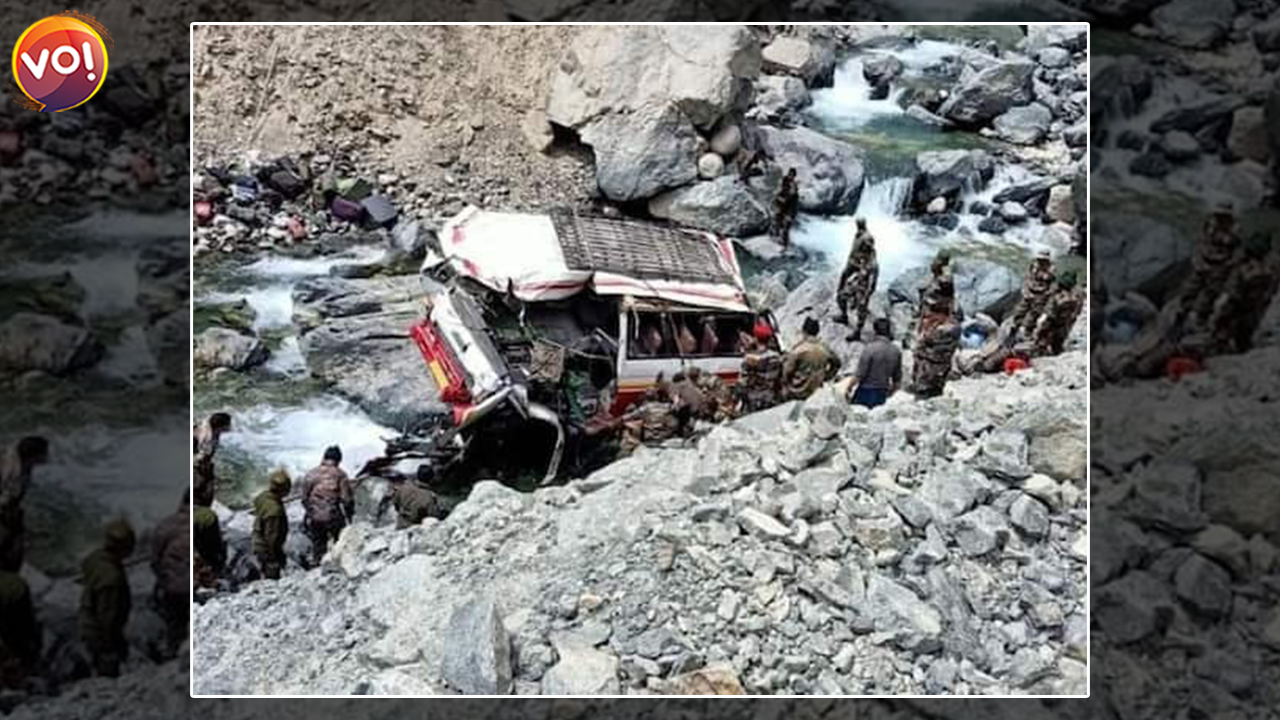लद्दाख के श्योक नदी में गिरी सेना की बस ,7 सैनिको की मौत ,19 घायल