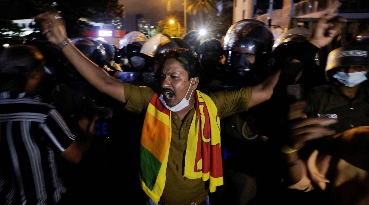 श्रीलंका में आपातकाल, पीएम आवास पर प्रदर्शनकारियों ने किया हंगामा , राजपक्षे भागे