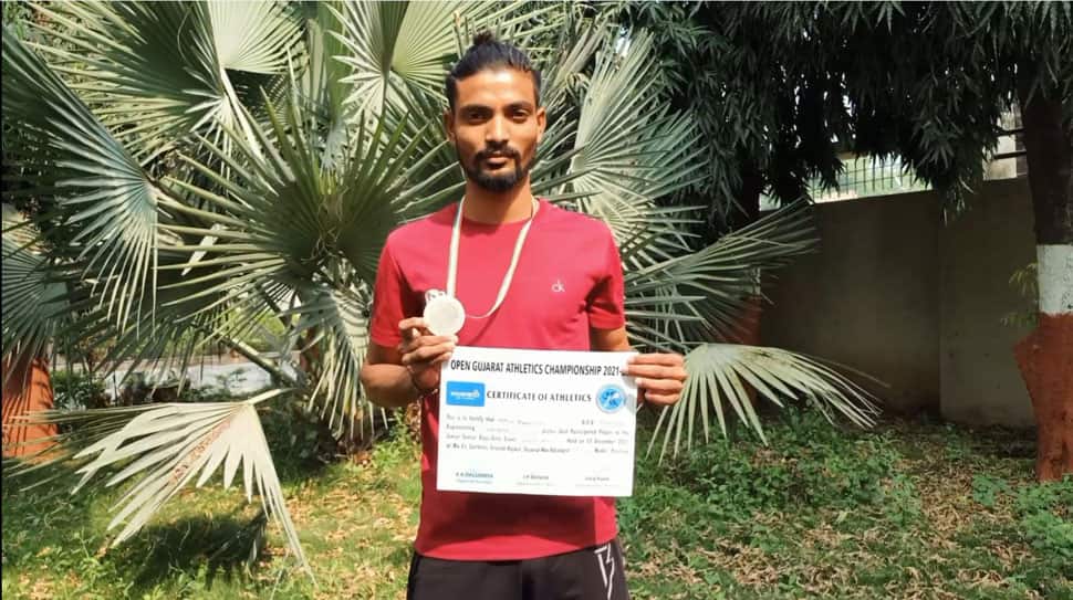 गुजरात: नीरज चोपड़ा से प्रेरित स्व-शिक्षित आदिवासी लड़के ने भाला फेंका प्रतियोगिता में जीता स्वर्ण पदक
