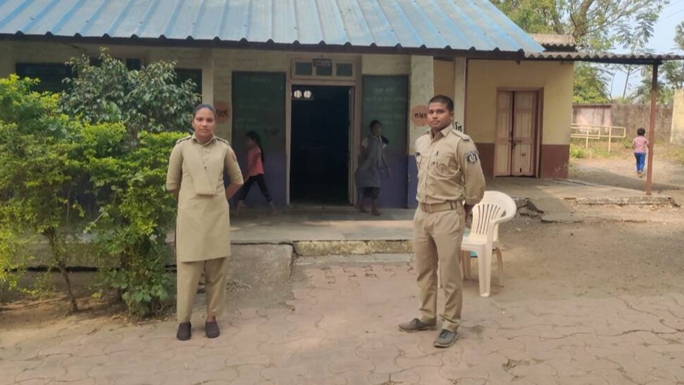 गुजरात - विद्यालय में पुलिस सुरक्षा के बीच पढ़ाने को मजबूर शिक्षिका