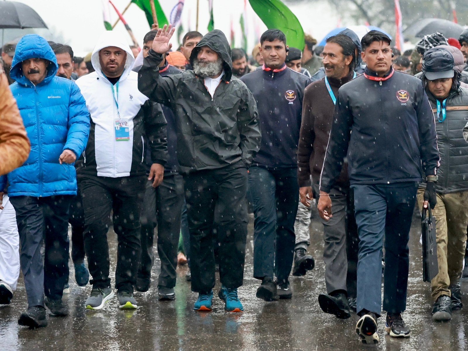 भारत जोड़ो यात्रा -राहुल गांधी ने जम्मू में पहना रेनकोट