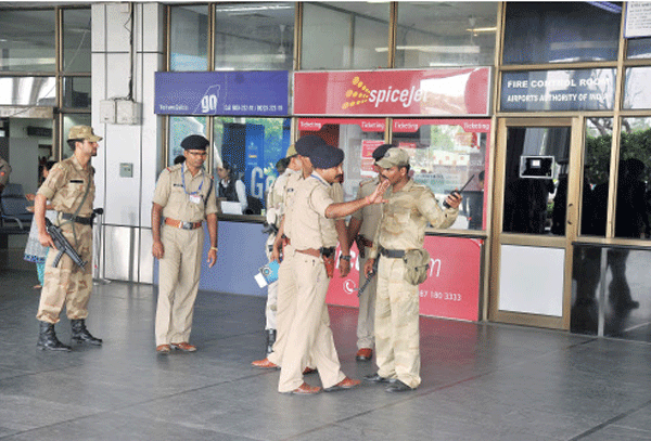 अहमदाबाद एयरपोर्ट हाई अलर्ट पर ,सुरक्षा व्यवस्था हुयी कड़ी