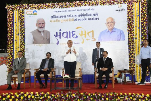 मुख्यमंत्री भूपेंद्र पटेल अपने सरल एवं सहज व्यक्तित्व तथा सभी के साथ सहानुभूति भाव से मिलने-जुलने के सिलसिले को आगे बढ़ाते हुए वर्ग 4 के कर्मचारियों के साथ मुख्यमंत्री निवास में प्रत्यक्ष संवाद का आयोजन किया।