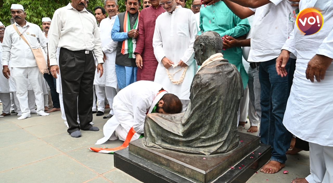 शक्तिसिंह गोहिल ने महात्मा गांधी की प्रतिमा को नमन किया 