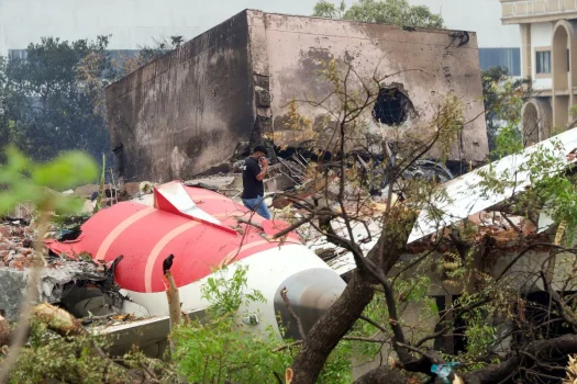 Veteran Air India Pilot Analyzes Dreamliner Crash: “Gear Not Retracted Likely Key Factor”