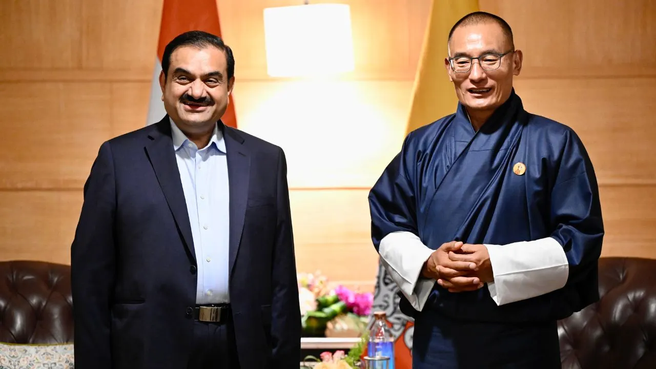 भूटान के प्रधानमंत्री दाशो शेरिंग तोबगे और अडानी समूह के अध्यक्ष गौतम अडानी