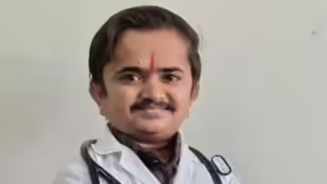 Three foot doctor lands his first job as medical officer