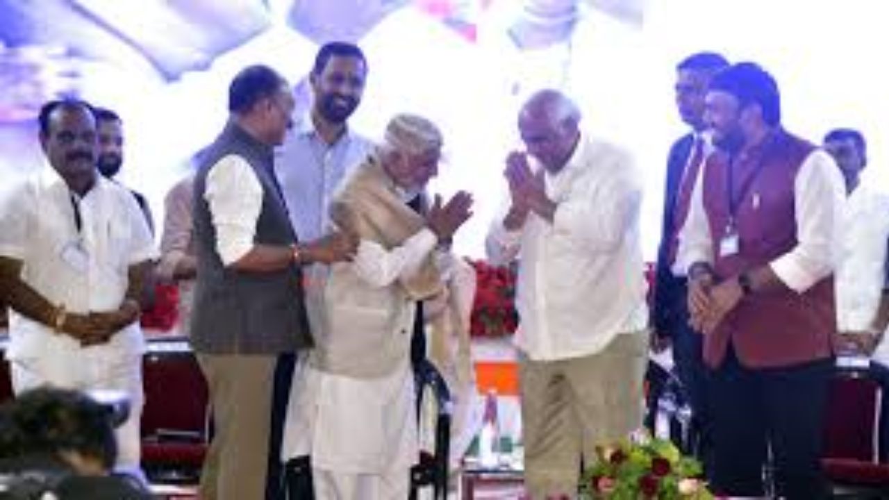 Padma Shri Mir Haji Kasam with Gujarat Chief Minister Bhupendra Patel