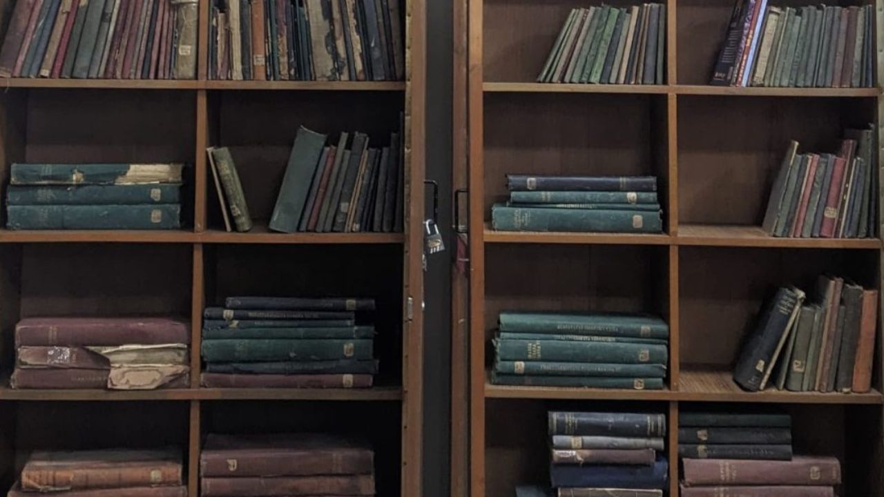 Books in the MAO College Library. Photo: Muhammad Faizan
